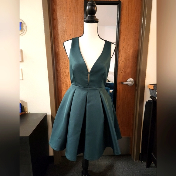 Karlie Dresses & Skirts - Exquisite Emerald Green Dress